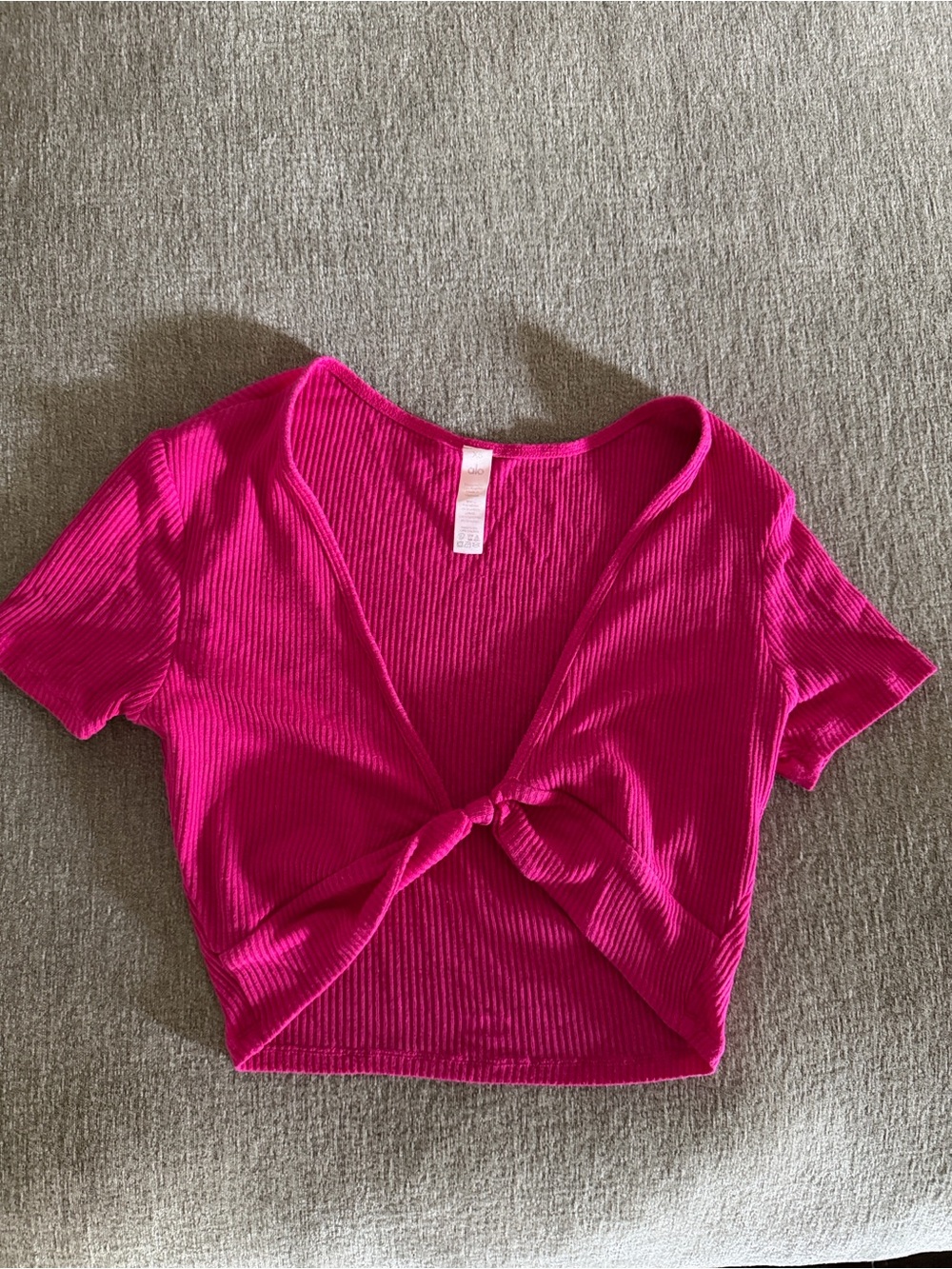 Alo ribbed knotty short sleeve Pilates top in magenta crush hot pink xs